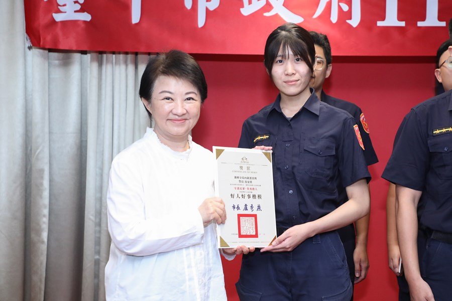 市長表揚榮獲好人好事楷模的優秀警員