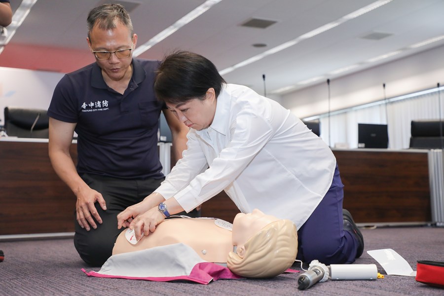 中市府首長主管齊上CPR+AED課程 全員挑戰急救認證