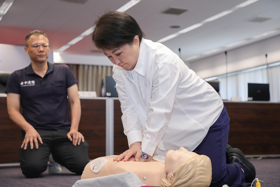 中市府首長主管齊上CPR+AED課程 全員挑戰急救認證