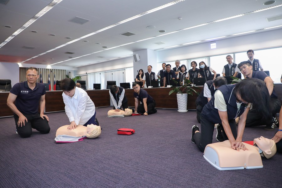 中市府首長主管齊上CPR+AED課程 全員挑戰急救認證