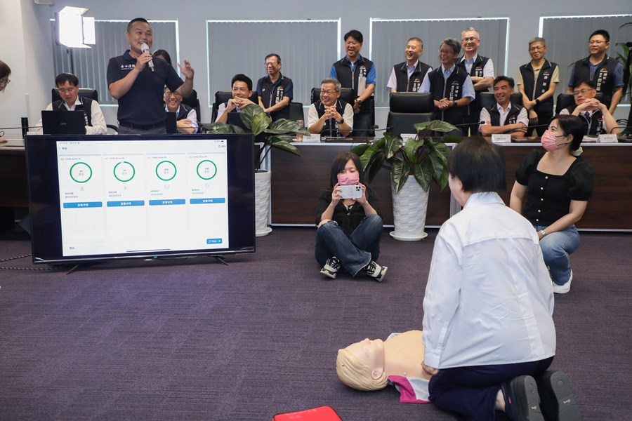 中市府首長主管齊上CPR+AED課程 全員挑戰急救認證