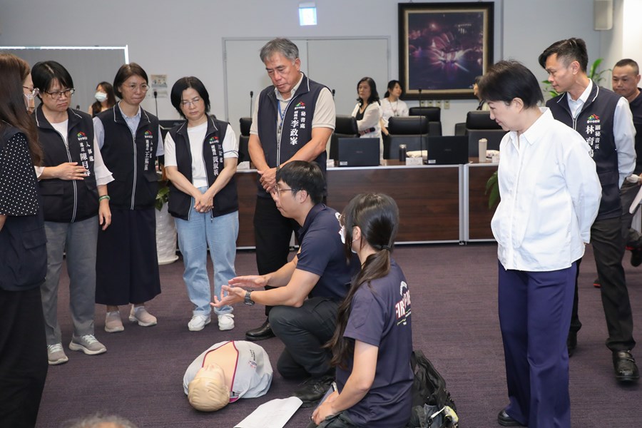 中市府首長主管齊上CPR+AED課程 全員挑戰急救認證