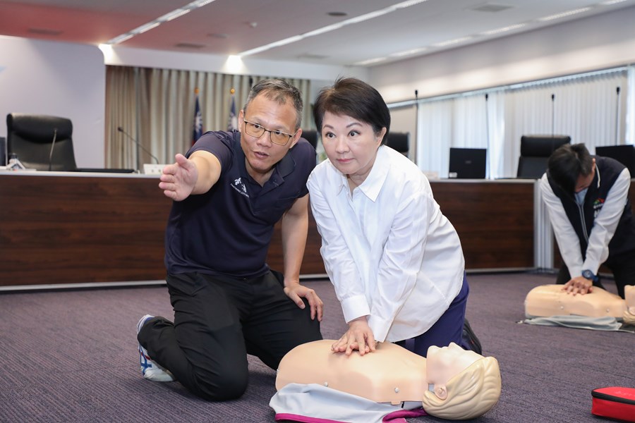 中市府首長主管齊上CPR+AED課程 全員挑戰急救認證