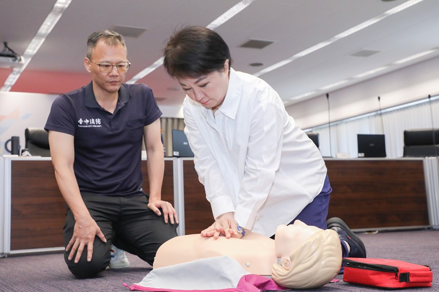 中市府首長主管齊上CPR+AED課程 全員挑戰急救認證