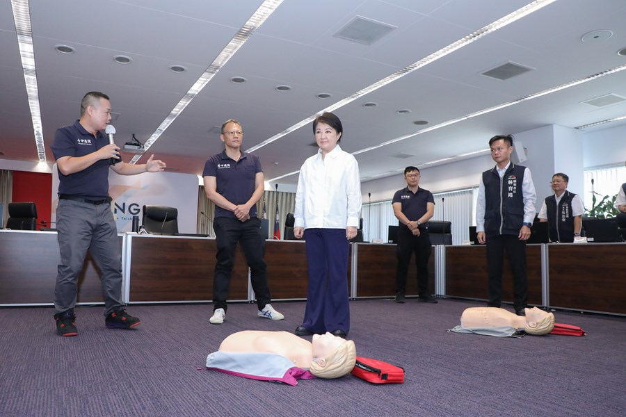 中市府首長主管齊上CPR+AED課程 全員挑戰急救認證