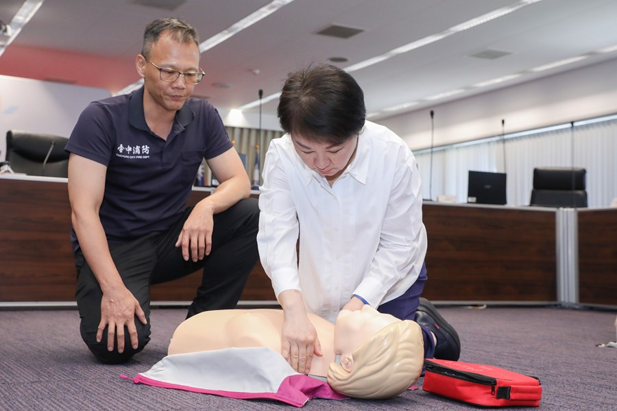 中市府首長主管齊上CPR+AED課程 全員挑戰急救認證
