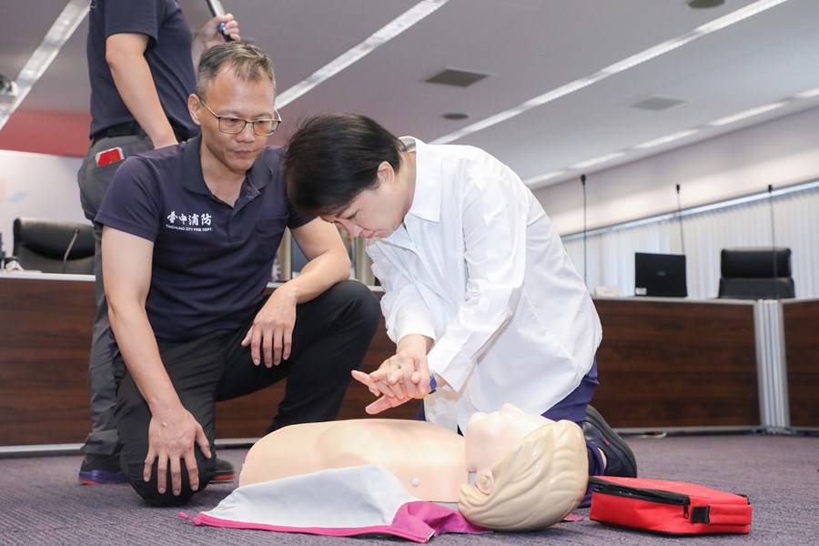 中市府首長主管齊上CPR+AED課程 全員挑戰急救認證