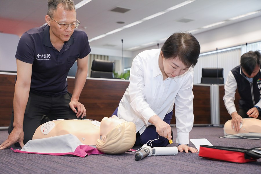 中市府首長主管齊上CPR+AED課程 全員挑戰急救認證