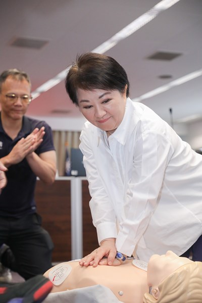 中市府首長主管齊上CPR+AED課程 全員挑戰急救認證