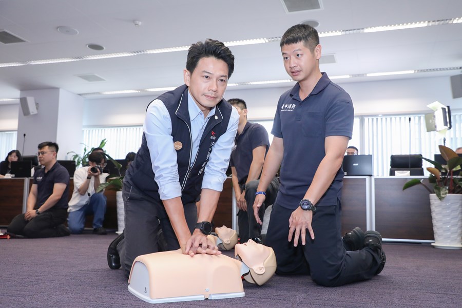 中市府首長主管齊上CPR+AED課程 全員挑戰急救認證