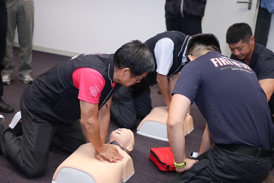 中市府首長主管齊上CPR+AED課程 全員挑戰急救認證