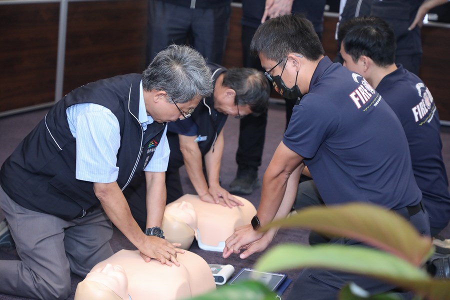 中市府首長主管齊上CPR+AED課程 全員挑戰急救認證