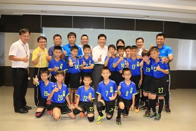 林市長與永隆國小足球隊相見歡 市府將協助改善足球練習場地