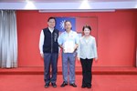 頒獎--頒發神岡農會總幹事王偉道  退休感謝狀與市長合照