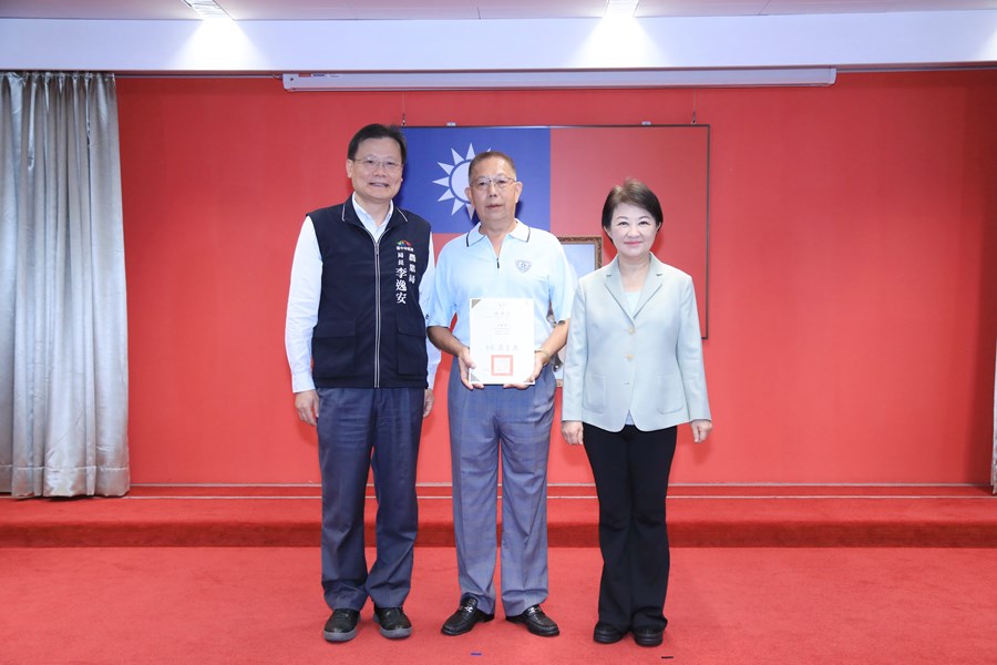 頒獎--頒發神岡農會總幹事王偉道  退休感謝狀與市長合照