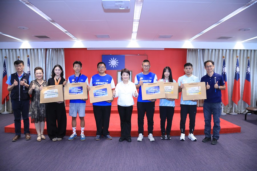 表揚參加  2026亞洲單人女子標準舞--登山車-與U17角力 等項目選手教練與市長大合照