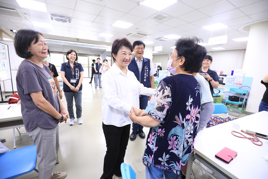 盧市長慰問食安處同仁及訪視西區衛生所--TSAI (9)