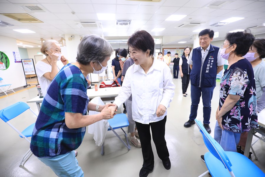盧市長慰問食安處同仁及訪視西區衛生所--TSAI (10)