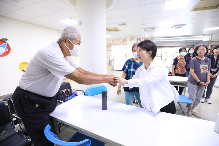 盧市長慰問食安處同仁及訪視西區衛生所--TSAI (11)