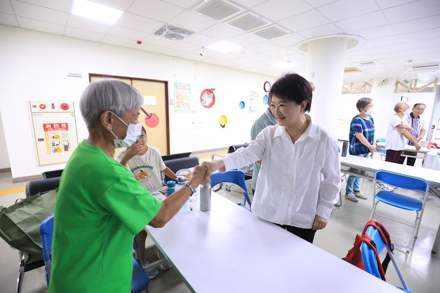 盧市長慰問食安處同仁及訪視西區衛生所--TSAI (13)