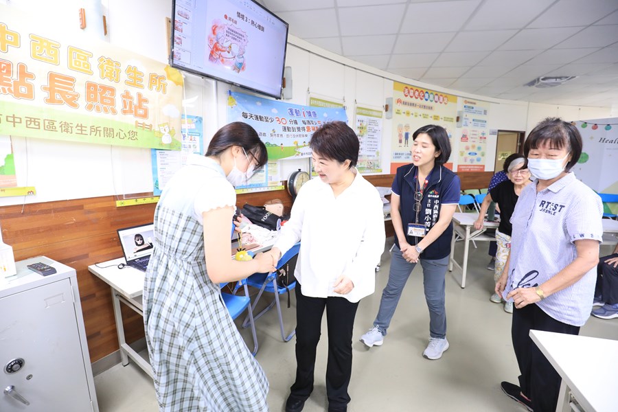 盧市長慰問食安處同仁及訪視西區衛生所--TSAI (14)