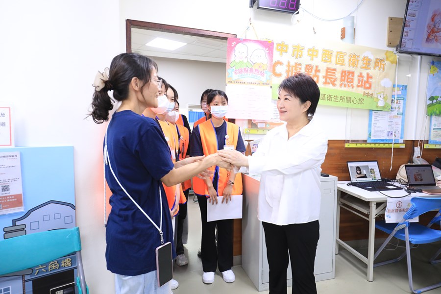 盧市長慰問食安處同仁及訪視西區衛生所--TSAI (15)
