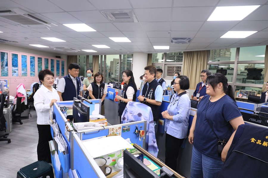 盧市長慰問食安處同仁及訪視西區衛生所--TSAI (24)