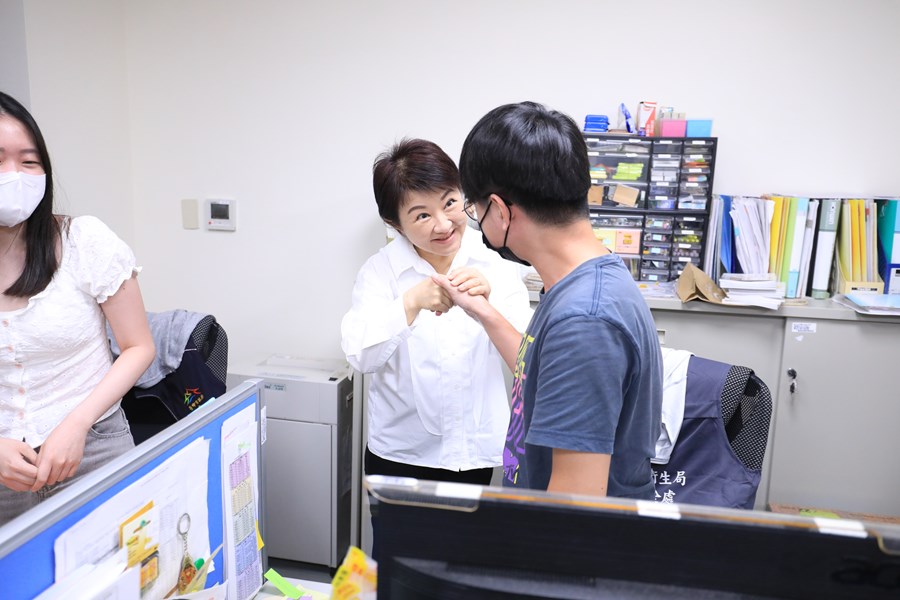 盧市長慰問食安處同仁及訪視西區衛生所--TSAI (27)