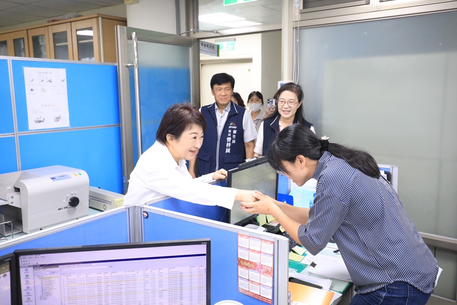 盧市長慰問食安處同仁及訪視西區衛生所--TSAI (29)