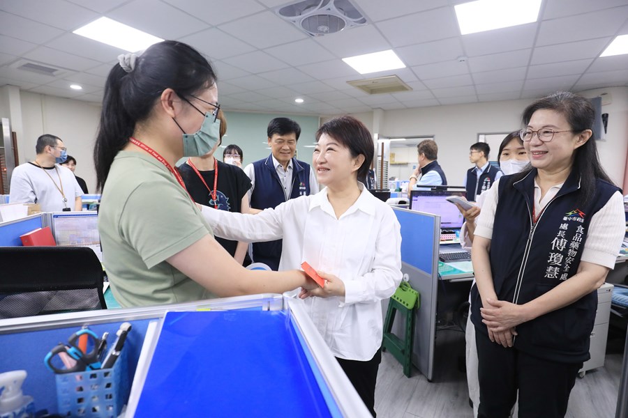 盧市長慰問食安處同仁及訪視西區衛生所--TSAI (5)