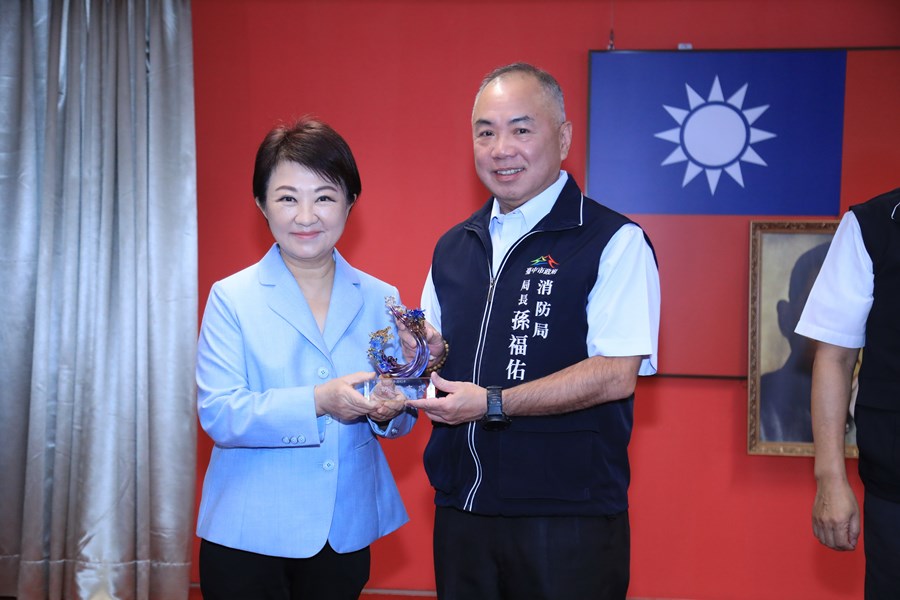 頒獎--表揚本府一級機關正副首長-區長服務滿40年以上人員--消防局長孫福佑
