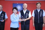 頒獎--表揚本府一級機關正副首長-區長服務滿40年以上人員--警察局副局長沈炳信