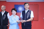 頒獎--表揚本府一級機關正副首長-區長服務滿40年以上人員--豐原區長洪峰明