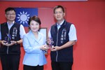 頒獎--表揚本府一級機關正副首長-區長服務滿40年以上人員--梧棲區長溫國宏