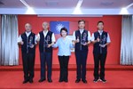 頒獎--表揚本府一級機關正副首長-區長服務滿40年以上人員--與市長大合照