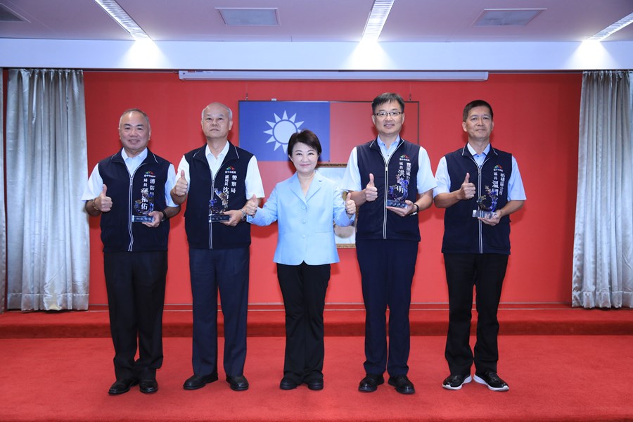 頒獎--表揚本府一級機關正副首長-區長服務滿40年以上人員--與市長大合照