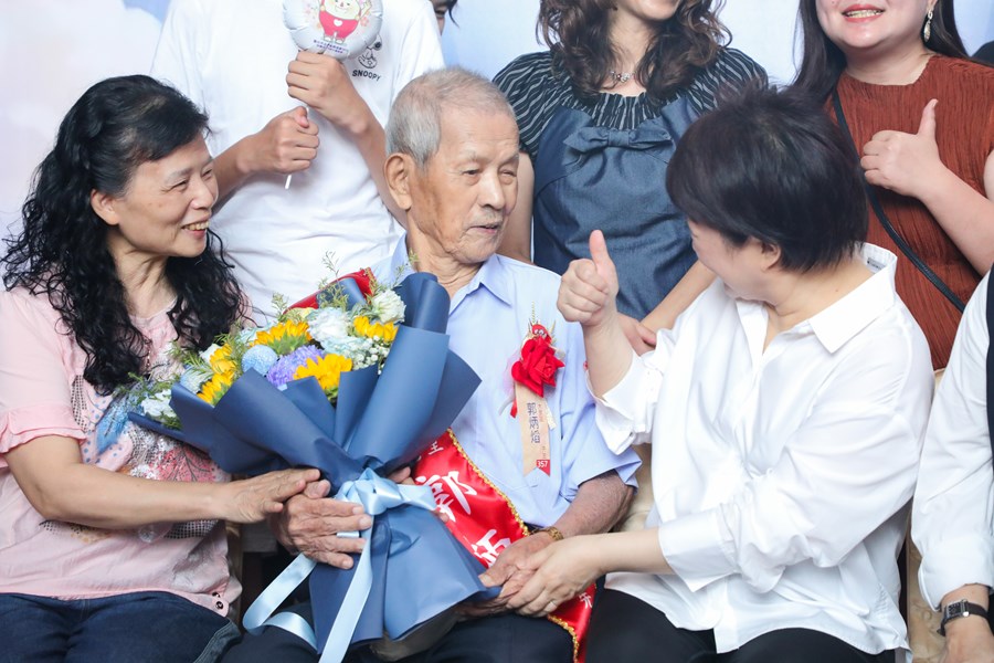 台中市115年度模範父親與市長有約合照活動