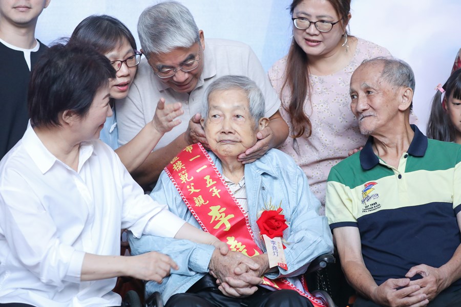 台中市115年度模範父親與市長有約合照活動