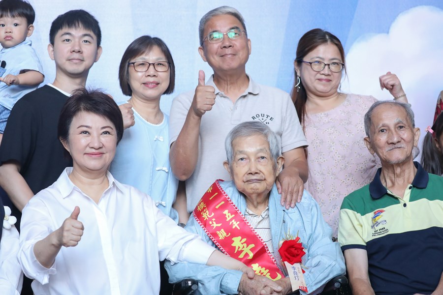 台中市115年度模範父親與市長有約合照活動