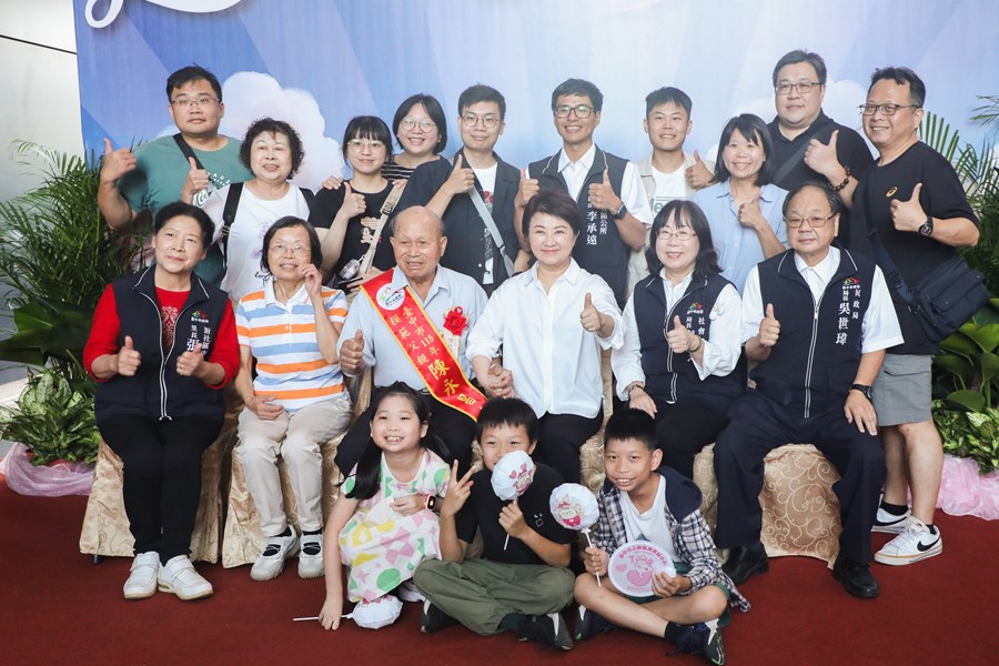 台中市115年度模範父親與市長有約合照活動