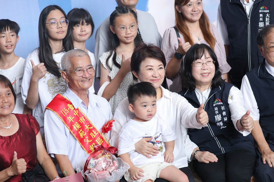 台中市115年度模範父親與市長有約合照活動