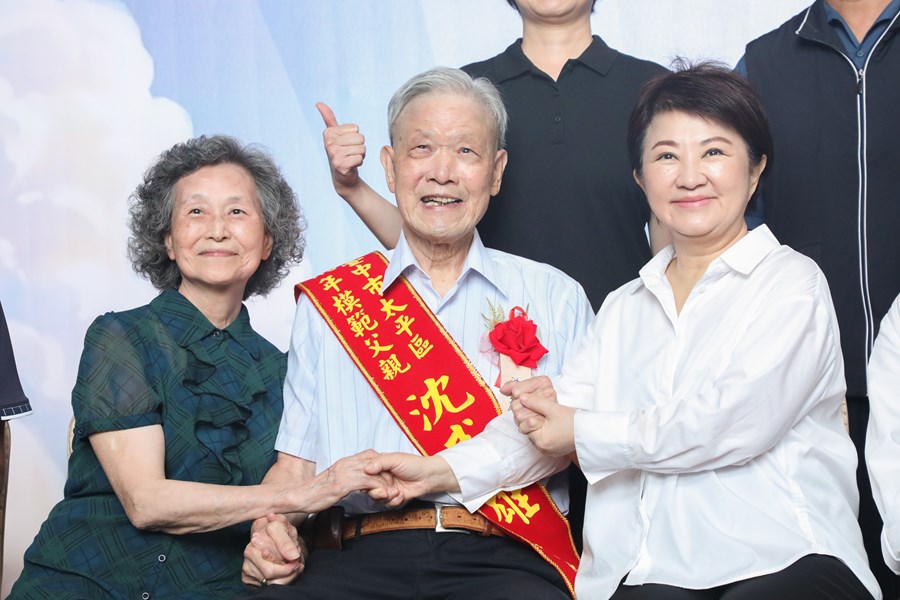 台中市115年度模範父親與市長有約合照活動