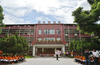 視察西苑高中老舊校舍