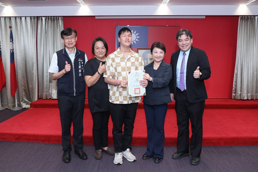 市長表揚榮獲教育部2026總統教育獎的優秀學生