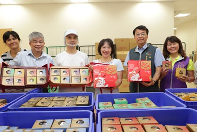 體驗聽障無障礙工作環境 市長夫人親「手」與聽障者合作包裝餅乾