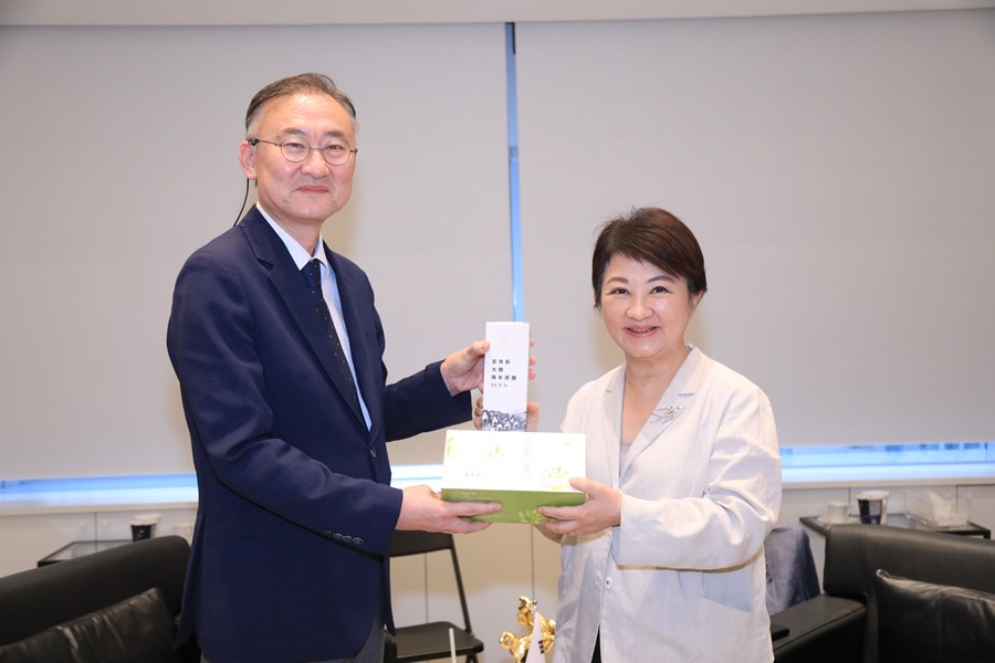 駐台北韓國代表部黃載皓代表一行蒞府拜會盧市長---TSAI (1)
