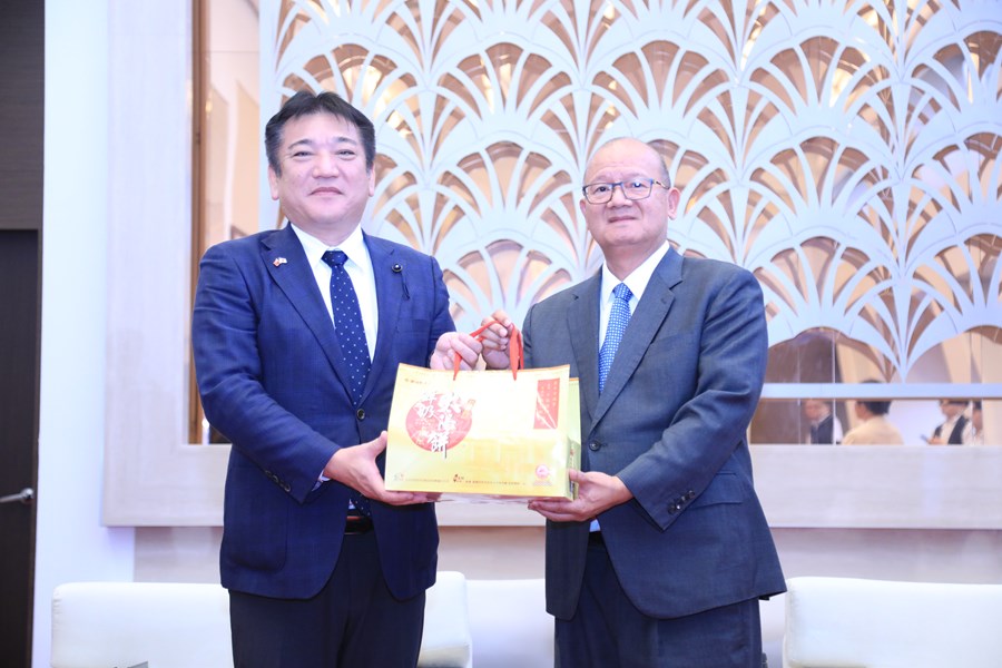 日本熊本縣議會內野幸喜議長與張清照議長互贈紀念品--TSAI (8)