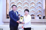 日本熊本縣議會內野幸喜議長與盧秀燕市長互贈紀念品--TSAI (10)