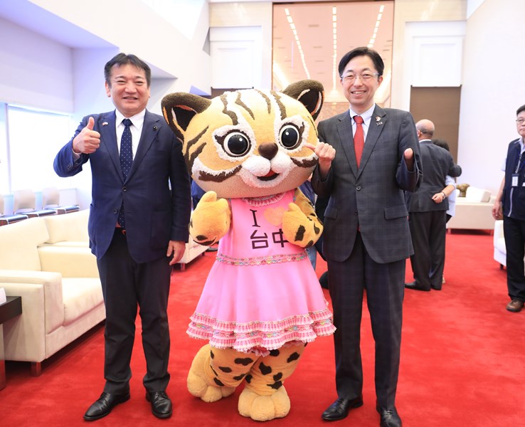 日本熊本縣木村敬知事(右)與縣議會內野幸喜議長(左)與台中市城市吉祥物樂虎合影