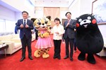 (左起)熊本縣議會內野幸喜議長-樂虎--盧市長-木村敬知事--熊本熊吉祥物